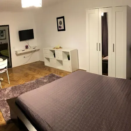 Guest Apartament * Брашов
